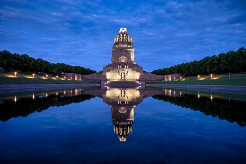Monument to the Battle of the Nations, illuminated, evening mood, reflection in the lake, blue