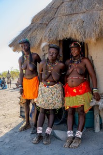 Three Hakaona woman with traditional kapapo hairstyle and hair ornaments with ostrich feathers, in