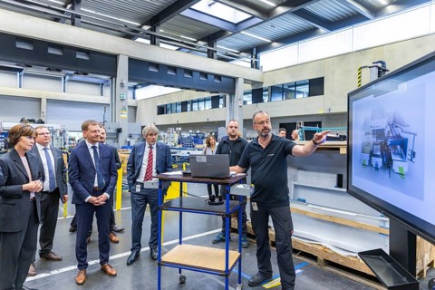 Minister President Michael Kretschmer visited TRUMPF Sachsen SE in Neukirch. After being welcomed
