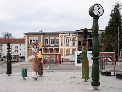 Travellers from another time, wooden sculptures on the station forecourt, Neustrelitz,
