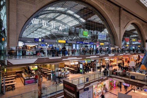 Promenades, shops, retail, station building, logo, trade fair, escalator, passers-by, travellers,