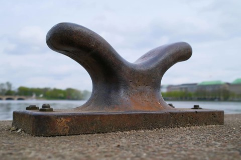 Ship bollard, behind it view over the Binnen Alster, Hanseatic City of Hamburg, Germany, Europe