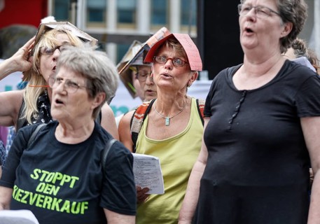 A choir sings during the rent demo. Demo under the motto The rent is too high. Around 150 tenants'