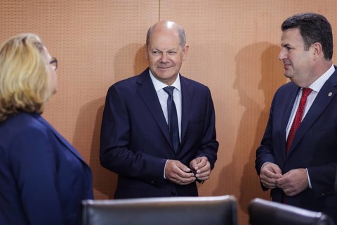 Svenja Schulze (SPD), Federal Minister for Economic Cooperation and Development, Olaf Scholz (SPD),