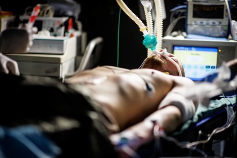 Doctors and paramedics from the Bundeswehr medical service simulate the care of the wounded under