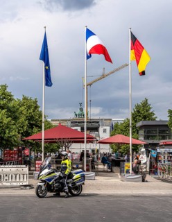 State visit to the Hotel Adlon, police cordon at the intersection of Unter den Linden and