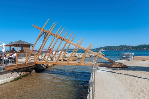 Modern wooden bridge on the beach Plage de Port Grimaud, Port Grimaud, Var, Provence-Alpes-Cote d