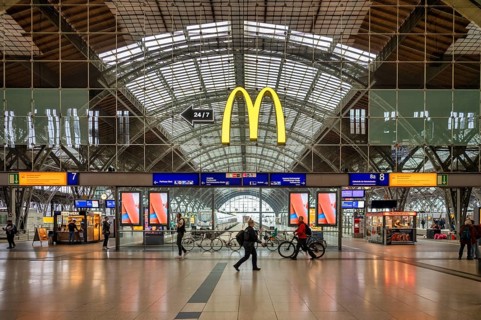 McDonalds, promenades, shops, retail, station building, logo, travellers, passers-by, main station,