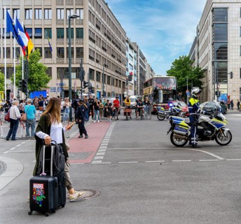 State visit to the Hotel Adlon, police cordon at the intersection of Unter den Linden and