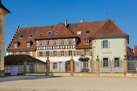 Left former cavalier building of the castle, later Latin school, today music school, right museum