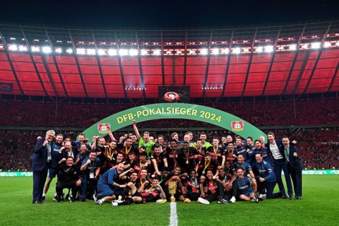 Cheering, joy at winners photo, team photo, team photo, Bayer 04 Leverkusen under Winners Arch,