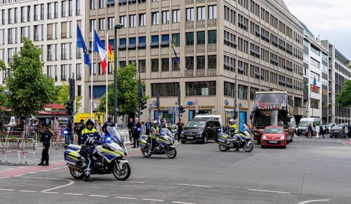 State visit to the Hotel Adlon, police cordon at the intersection of Unter den Linden and