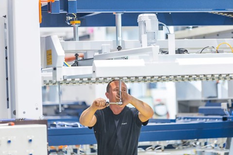 Minister President Michael Kretschmer visited TRUMPF Sachsen SE in Neukirch. After being welcomed