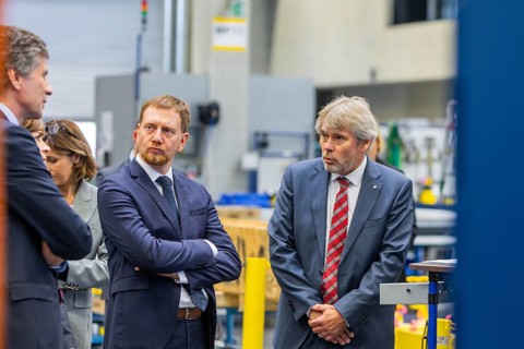 Minister President Michael Kretschmer visited TRUMPF Sachsen SE in Neukirch. After being welcomed