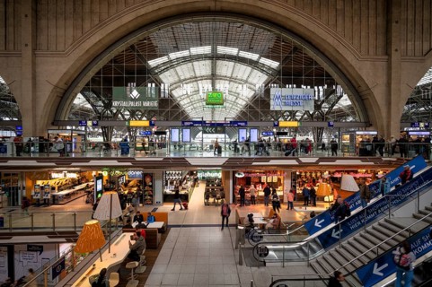 Promenades, shops, retail, station building, logo, trade fair, escalator, passers-by, travellers,