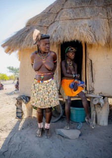 Two Hakaona woman with traditional kapapo hairstyle and hair ornaments with ostrich feathers, in