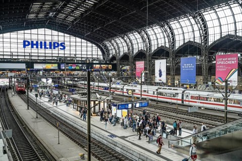 Train, ICE, passengers, platform, station concourse, main station, Hamburg, Germany, Europe