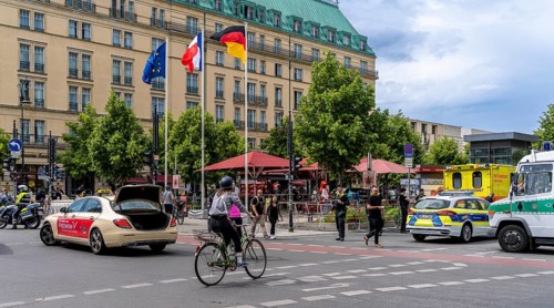 State visit to the Hotel Adlon, police cordon at the intersection of Unter den Linden and