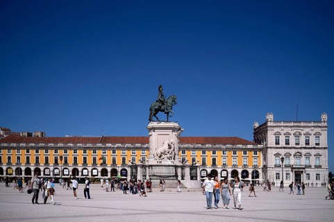 Tourists, equestrian statue of King Joseph I. Praça Square, Praca do Comercio, Baixa, Lisbon,