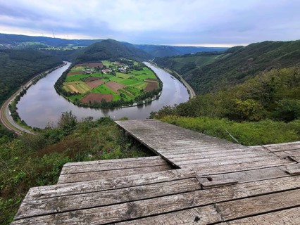 River loop of the Saar. The river winds through the valley and is surrounded by green hills and