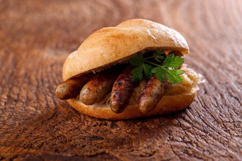 Nuremberg sausages in a bun