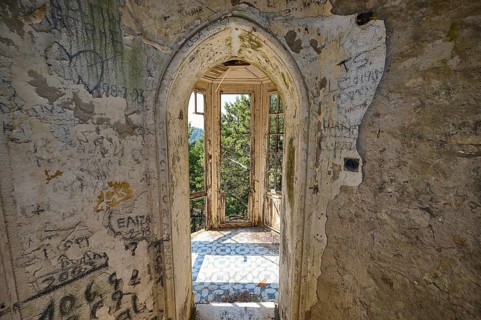 Ruin with arched windows and walls full of doodles and views of nature, Mussolini Villa, Villa de