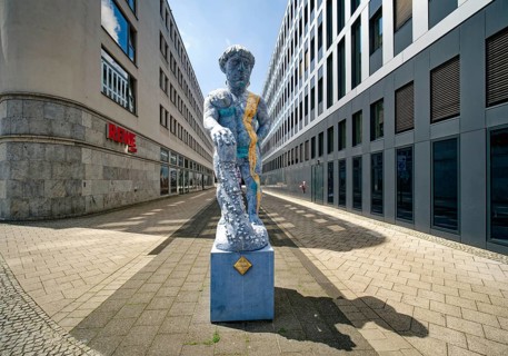 Sculpture Hallescher Schweinehirt by Carsten Theumer opposite the Hallmarkt, Halle an der Saale,