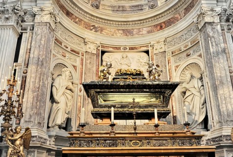 Interior, Cathedral of Santa Maria Assunta, Pisa, Tuscany, Italy, Europe, Decorated marble altar
