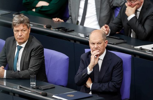 Federal Chancellor Olaf Scholz with Federal Minister of Economics Robert Habeck in the Bundestag,