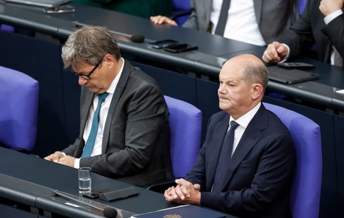Federal Chancellor Olaf Scholz with Federal Minister of Economics Robert Habeck in the Bundestag,