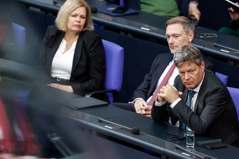 Federal Minister of Economics Robert Habeck, Federal Minister of Finance Christian Lindner, centre,