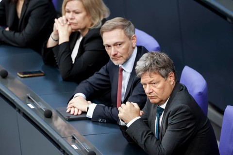 Federal Economics Minister Robert Habeck, right, Federal Finance Minister Christian Lindner,