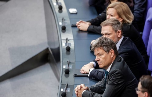 Federal Economics Minister Robert Habeck, right, Federal Finance Minister Christian Lindner,