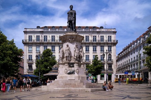 Tourists in front of the monument in honour of the national poet Luis de Camoes, Praça Luis de