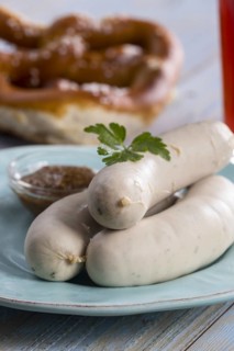 Bavarian veal sausages with pretzel