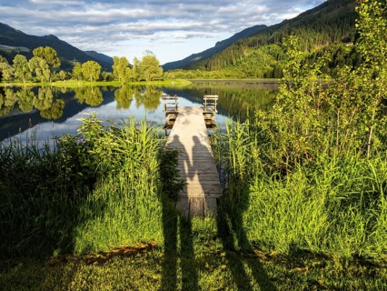 Shadow of a couple on a jetty, Gaishorner See in the evening light, Gaishorn am See, Paltental,