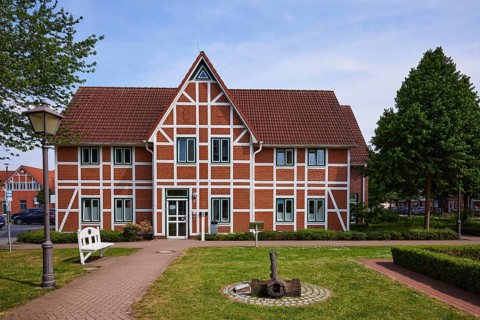 Municipal administration with refugee support, office for youth and social affairs and building