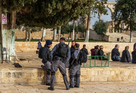 Heavily armed Israeli security forces at the dome of the rock