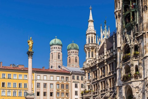 Statue of Maria with child, Church of our Lady and the Townhall