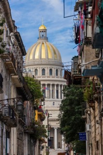 El Capitolio seen from a narrow street