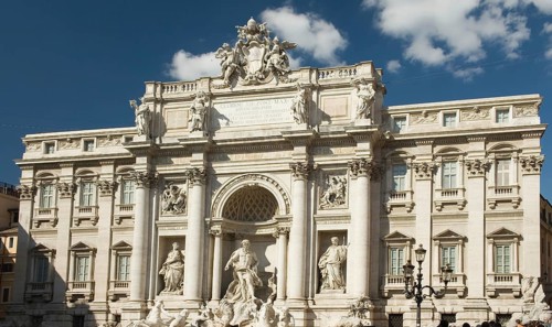 Full sun on the Fontana di Trevi in Rome