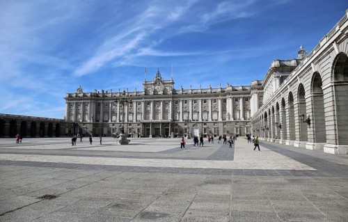 The vast cobbled courtyard of the Palacio Real, the Plaza de Armer