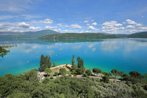 Shore of the reservoir Lac de Sainte-Croix near Sainte-Croix-du-Verdon, landscape, lake landscape,