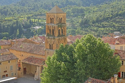 Church of Notre-Dame-de-l'Assomption, mountain village, Moustiers-Sainte-Marie, Provençal Alps,