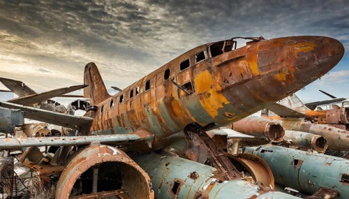 A weathered and rusty aeroplane in a deserted area under a cloudy sky, symbol photo, AI generated,