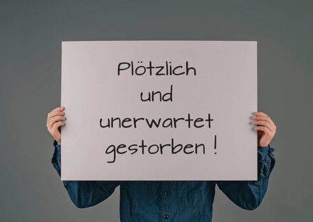 Died suddenly and unexpectedly stands in german language on the sign, clarification of the increase