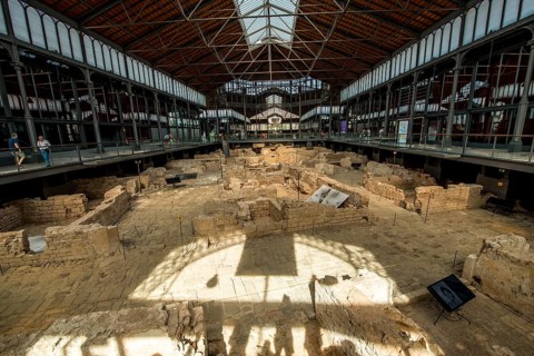 Artefakte in der archäologischen Stätte und im Museum des Kultur- und Gedenkzentrums El Born,