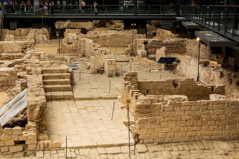 Die Ruinen eines alten Marktplatzes in der archäologischen Stätte und dem Museum des Kultur- und