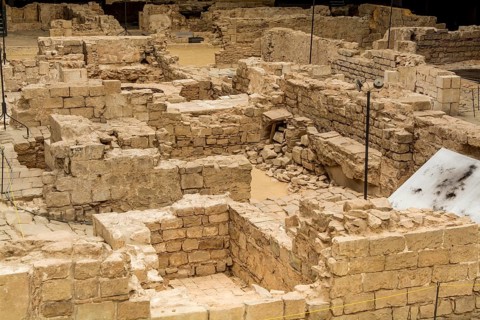 Die Ruinen eines alten Marktplatzes in der archäologischen Stätte und dem Museum des Kultur- und