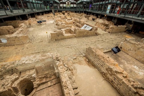 Die Ruinen eines alten Marktplatzes in der archäologischen Stätte und dem Museum des Kultur- und